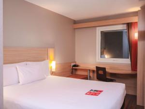 Ένα ή περισσότερα κρεβάτια σε δωμάτιο στο ibis Lima Larco Miraflores