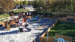 een park met een speeltuin met glijbaan bij Villavilla #910 - Marielyst, Lollandfalstermøn in Stovby