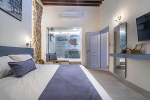 een slaapkamer met een groot bed en een spiegel bij Soor in Akko