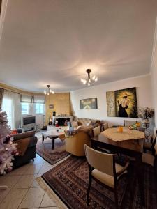 een woonkamer met een bank en een tafel bij 4youAPARTMENT in Tríkala