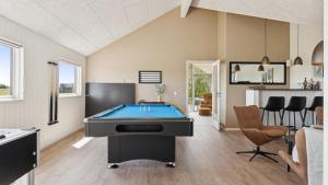 ein Wohnzimmer mit einem Billardtisch darin in der Unterkunft Villavilla #667 - Skåstrup Strand, Fyn Og Øer in Skåstrup