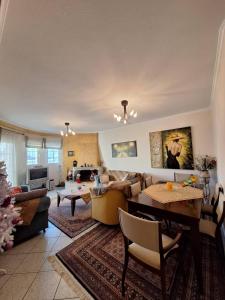 een woonkamer met een bank en een tafel bij 4youAPARTMENT in Tríkala