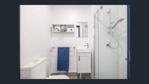Et badeværelse på Modern Studio in Burwood