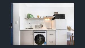 Køkken eller tekøkken på Modern Studio in Burwood