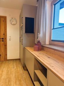 een keuken met een houten aanrecht met een raam bij Landhaus Tyrol in Mayrhofen