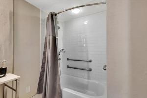 Et badeværelse på Gym • Modern Studio • Lounge with Pool Table + 20 billeder