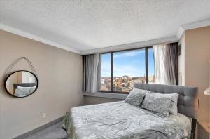 En eller flere senge i et værelse på Gym • Modern Studio • Lounge with Pool Table