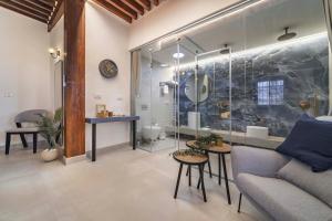 een badkamer met een douche, een bank en tafels bij Soor in Akko