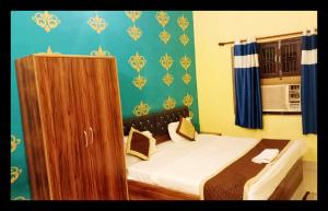 En eller flere senge i et værelse på The Aditya Inn