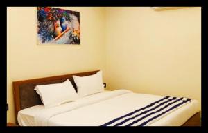 En eller flere senge i et værelse på The Aditya Inn