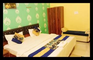 En eller flere senge i et værelse på The Aditya Inn