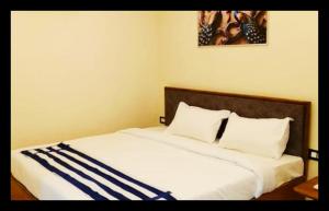 En eller flere senge i et værelse på The Aditya Inn