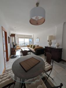 een woonkamer met een tafel en een bank bij Livingtarifa Apartamento El Puerto in Tarifa