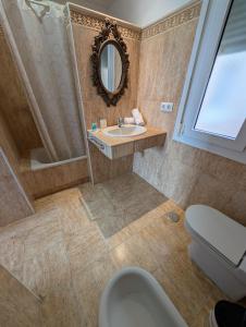 een badkamer met een wastafel en een toilet bij Livingtarifa Apartamento El Puerto in Tarifa