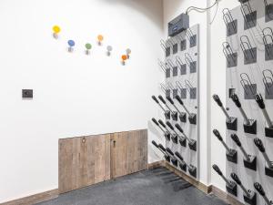 una habitación con una pared de raquetas de tenis en Chalet moderne 6 pièces, 11 pers, panorama montagne, services premium - FR-1-314-103, en Avoriaz