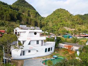 een cruiseschip aangemeerd voor de bergen bij Titanic Mộc Châu in Mộc Châu
