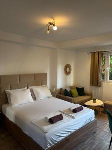 科托尔巴克维克公寓的带一张大床和一张沙发的卧室