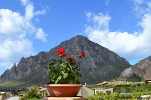 A general mountain view or a mountain view taken from the holiday home