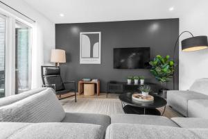 Μια τηλεόραση ή/και κέντρο ψυχαγωγίας στο Le Kingsville - High-End Condo with View +47 φωτογραφίες