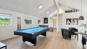 una grande stanza con un tavolo da biliardo di Villavilla #633 - Mommark, Sydjylland a Sarup