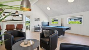 un soggiorno con tavolo da biliardo e sedie di Villavilla #633 - Mommark, Sydjylland a Sarup