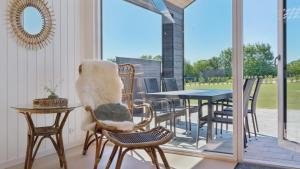 una veranda protetta con tavolo e sedie e una porta a vetri di Villavilla #633 - Mommark, Sydjylland a Sarup