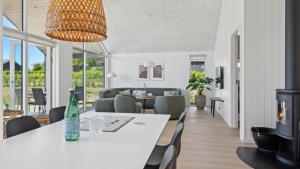 una sala da pranzo e un soggiorno con tavolo e sedie di Villavilla #633 - Mommark, Sydjylland a Sarup Altre 17 foto