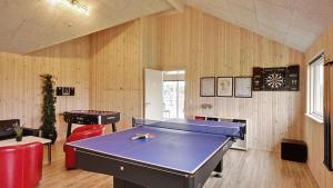 mesa de ping pong en una habitación con paredes de madera en Villavilla #286 - Nordals, Sydjylland, en Nordborg