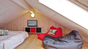 Una habitación con una cama y un televisor en un ático. en Villavilla #286 - Nordals, Sydjylland, en Nordborg
