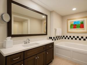 Koupelna v ubytování Marriott's Ocean Pointe-STUDIO + 18 fotografií