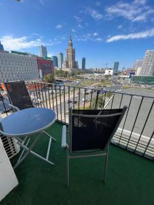 un tavolo e sedie su un balcone con vista sulla città di Panoramic Balcony Apartment a Varsavia