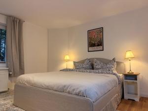 En eller flere senge i et værelse på Royal Blue Residence Elegant, Quiet and Exclusive