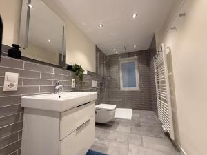 Et badeværelse på Royal Blue Residence Elegant, Quiet and Exclusive