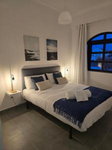 En eller flere senge i et værelse på Sagres Escape Near Mareta Beach