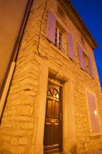 ペリアック・ド・メールにあるChemin Neufの高い石造りの建物(窓とドア付)