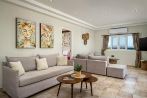 Khu vực ghế ngồi tại Villa Palmeras +33 ảnh