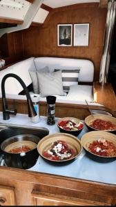 Đồ ăn tại/gần thuyền +28 ảnh