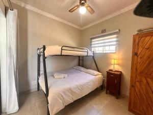 Giường trong phòng chung tại Farm stay at Thyme Cottage on Haldon Estate