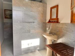 Phòng tắm tại Farm stay at Thyme Cottage on Haldon Estate