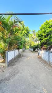 un parcheggio vuoto con palme e recinto di Grand Glorious Resort a Padinjarathara