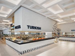 un ristorante con buffet di cibi di Voyage Torba Hotel a Torba Altre 232 foto