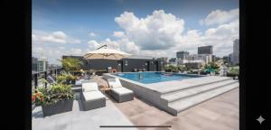 Bazén v ubytování Le Caiman - Vieux-Quebec 2 Chambres à coucher & 2 salles de bains complètes nebo v jeho okolí