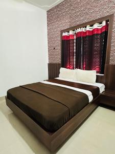 una camera da letto con un letto grande in una stanza di Grand Glorious Resort a Padinjarathara