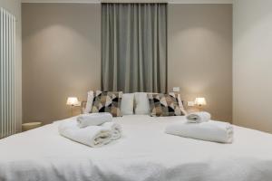 Postel nebo postele na pokoji v ubytování Bergamo Center BGYnn Balcony Suite