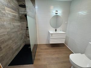 une salle de bains avec toilettes, lavabo et miroir dans l'établissement L'élégante, à Saint-Trivier-de-Courtes 14 autres photos