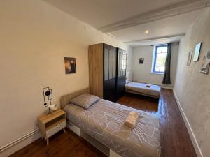 une chambre avec un grand lit et un escalier dans l'établissement L'élégante, à Saint-Trivier-de-Courtes