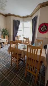 een eetkamer met een tafel en stoelen bij No 34 Vance Road in Blackpool