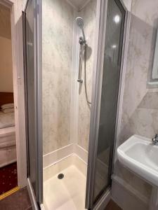 een badkamer met een douche en een wastafel bij No 34 Vance Road in Blackpool +14 foto's