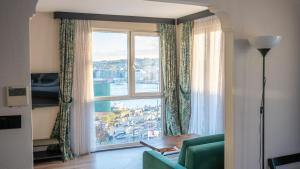 TV a/nebo společenská místnost v ubytování Karakoy Aparts Hotel - Special Category