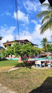 un edificio con una mesa de picnic en un parque en Pousada Encantos de Paripueira, en Paripueira